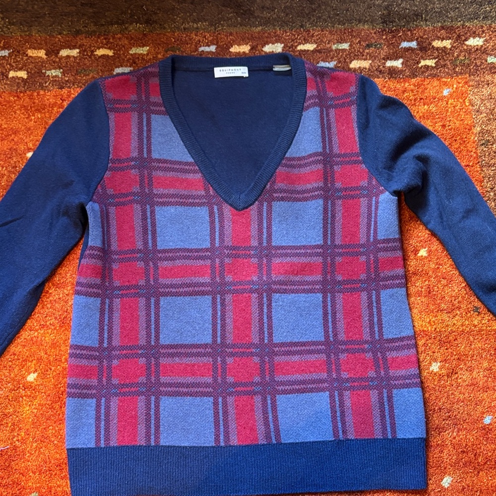 Beautiful Equipment sweater, in very good pre-loved condition, size M